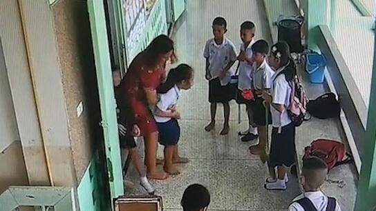 Ηρωική δασκάλα σώζει μαθήτρια με λαβή Χάιμλιχ