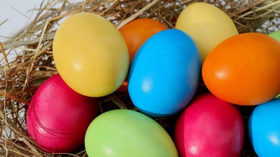 Αυγά: Πως δεν θα σπάσουν στο βράσιμο και πως τα βάφουμε με φυσικό τρόπο