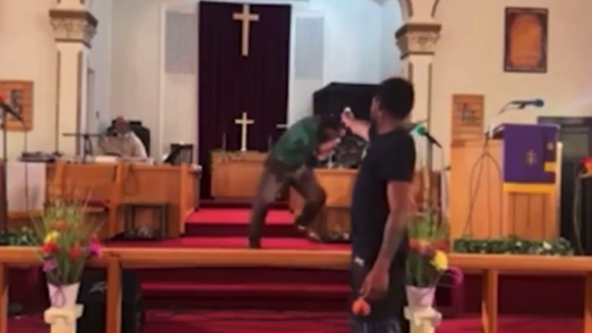 Η στιγμή που ένοπλος εισβάλλει σε εκκλησία στην Πενσιλβάνια