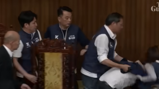 Πεδίο μάχης η βουλή της Ταϊβάν - Πιάστηκαν στα χέρια βουλευτές