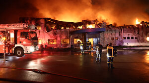 Φωτιά στο εργοστάσιο «Καραμολέγκος» – «Μεγάλη ευλογία, δεν ήταν κανένας άνθρωπος μέσα», λέει ο ιδιοκτήτης