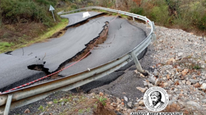 Κακοκαιρία: Δρόμος "κόπηκε" στα δύο στην Μεγαλόπολη – Αποκλείστηκαν δύο χωριά 