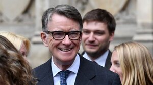 Συνελήφθη ο πρώην πρεσβευτής Πίτερ Μάντελσον, που έχει εμπλακεί στο σκάνδαλο Έπσταιν