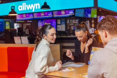 Τα πρώτα καταστήματα Allwyn είναι εδώ – Νέα εποχή για το δίκτυο των καταστημάτων του ΟΠΑΠ