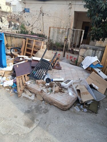 Τρία Πεύκα Σκουπίδια