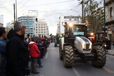 Αγροτικό συλλαλητήριο στην Αθήνα: Στο δρόμο για το Σύνταγμα δεκάδες τρακτέρ