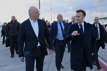 Κρήτη: Στη Σούδα ο Εμανουέλ Μακρόν – Συνάντηση με Νίκο Δένδια και επίσκεψη στο αεροπλανοφόρο «Σαρλ ντε Γκoλ»