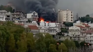 Χαλκίδα: Mεγάλη φωτιά κατέστρεψε πολυκατοικία - Ενα άτομο στο νοσοκομείο