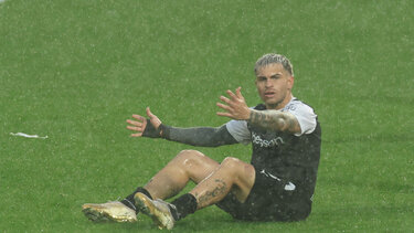 Άδειο γήπεδο, παγωμένη ομάδα, κρύο γκολ κι αδιανόητη αποβολή!