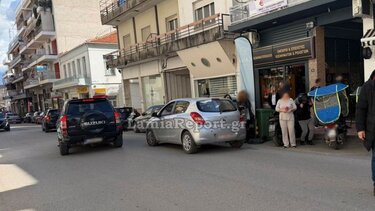 Λαμία: Αυτοκίνητο παρέσυρε δύο νεαρούς στο κέντρο της πόλης
