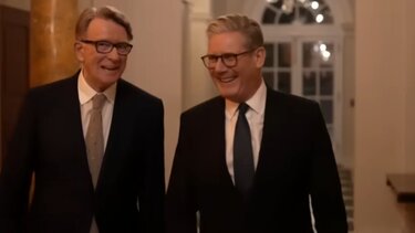 Βρετανία: Έφοδος της αστυνομίας σε σπίτια του πρώην υπουργού Πίτερ Μάντελσον, που διοχέτευε ευαίσθητες πληροφορίες στον Επστάιν