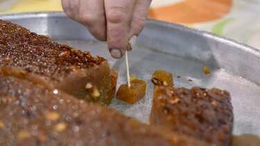 Συνταγή ημέρας: Αρωματικός χαλβάς με εσπεριδοειδή και κουκουνάρι