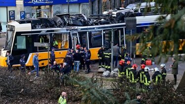 Ενας νεκρός και τριάντα εννέα τραυματίες από τον εκτροχιασμό τραμ στο Μιλάνο