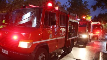 Υπό μερικό έλεγχο η πυρκαγιά σε χώρο επιχείρησης με αθλητικά είδη στα Σπάτα