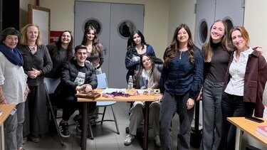 Εκδήλωση, Γυναίκες