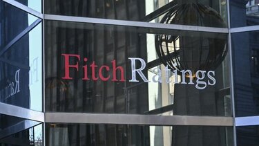 Fitch: Η σύγκρουση στη Μέση Ανατολή θα διαρκέσει λιγότερο από μήνα - Η ελληνική οικονομία εμφανίζει καλύτερες "άμυνες" σε σχέση με την Eυρωζώνη