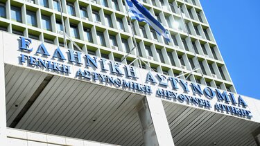 Ο άνδρας που απειλούσε να ανατιναχθεί έξω από τη ΓΑΔΑ κουβαλούσε τρεις χειροβομβίδες!