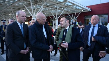 Κρήτη: Στη Σούδα ο Εμανουέλ Μακρόν – Συνάντηση με Νίκο Δένδια και επίσκεψη στο αεροπλανοφόρο «Σαρλ ντε Γκoλ»