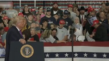 Λιποθυμία στο κοινό τη στιγμή της ομιλίας του Τραμπ στο Κεντάκι για τον πόλεμο κατά του Ιράν