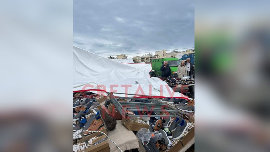 Πανικός στη λαϊκή! Τούμπαρε κλούβα κι έπεσαν οι τέντες!