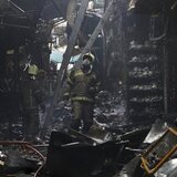 Μαύρος καπνός «πνίγει» την Τεχεράνη μετά τις επιθέσεις σε πετρελαϊκές εγκαταστάσεις – Ανησυχία για την τοξική βροχή