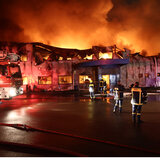 Φωτιά στο εργοστάσιο «Καραμολέγκος» – «Μεγάλη ευλογία, δεν ήταν κανένας άνθρωπος μέσα», λέει ο ιδιοκτήτης