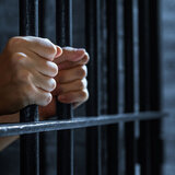 Ηράκλειο: Αιμοκαθαρόμενος οδηγήθηκε στη φυλακή για παλιά παράβαση του ΚΟΚ - Τί καταγγέλλει η σύζυγός του