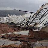 Θυελλώδεις άνεμοι «σαρώνουν» την Κρήτη: Καταστροφές σε θερμοκήπια, διακοπές ρεύματος, πτώσεις δέντρων και αντικειμένων - Δείτε βίντεο