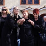 Σε κλίμα οδύνης το τελευταίο «αντίο» στην Ελένη Κατσαρού στα Τρίκαλα που σκοτώθηκε στη Βιολάντα