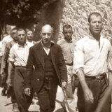 Καισαριανή: Ο ψηλός και το γελαστό παιδί – Οι πρώτες ταυτοποιήσεις από τα ντοκουμέντα της εκτέλεσης