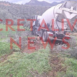 Η μπετονιέρα «έφυγε» από τον ΒΟΑΚ, κατέπεσε από ύψος δέκα μέτρων και «κλάδεψε» ελιές