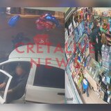 Ηράκλειο: «Πρώτα έσπρωξε τη γυναίκα μου στο δρόμο, μετά έπεσε με το αυτοκίνητο στο μαγαζί» – Αποκαλυπτικό το βίντεο