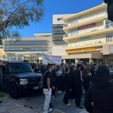 "Κεριά βαμμένα στων φοιτητών το αίμα" - Πορεία διαμαρτυρίας από μαθητές στο Ηράκλειο για τα Τέμπη - Βίντεο και φωτογραφίες