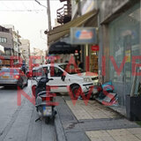 Αυτοκίνητο "καρφώθηκε" στην είσοδο επιχείρησης στο Ηράκλειο - Δείτε video & photos