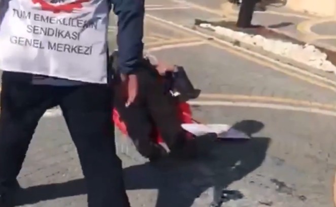 Τουρκία: Σοκάρει το βίντεο της αυτοκτονίας απόστρατου αστυνομικού σε διαδήλωση για τις χαμηλές συντάξεις