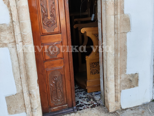 Έσπασαν την πόρτα της εκκλησίας και έκλεψαν τάματα από τις εικόνες 