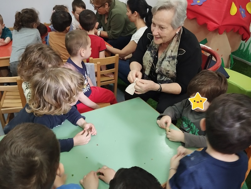 Έφτιαξαν Λαζαράκια και έβαψαν πασχαλινά αυγά, μαζί με τους φιλοξενούμενους του ΚΕΚΟΙΦΑΠΗ Φορτέτσας