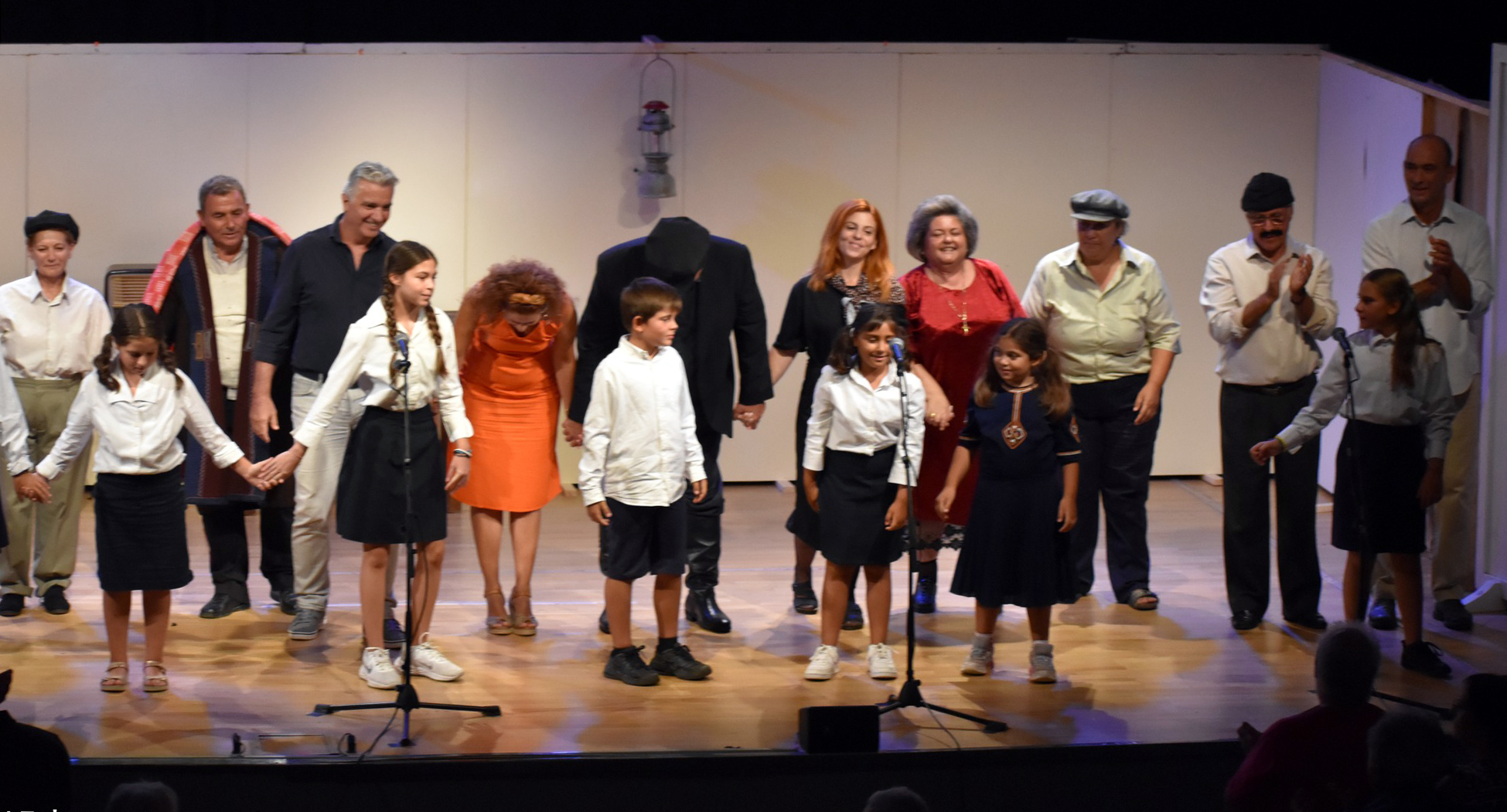 Όρθιο το κοινό στο Αρκαλοχώρι χειροκρότησε την «Σκόνη της Αγκαραθιάς»