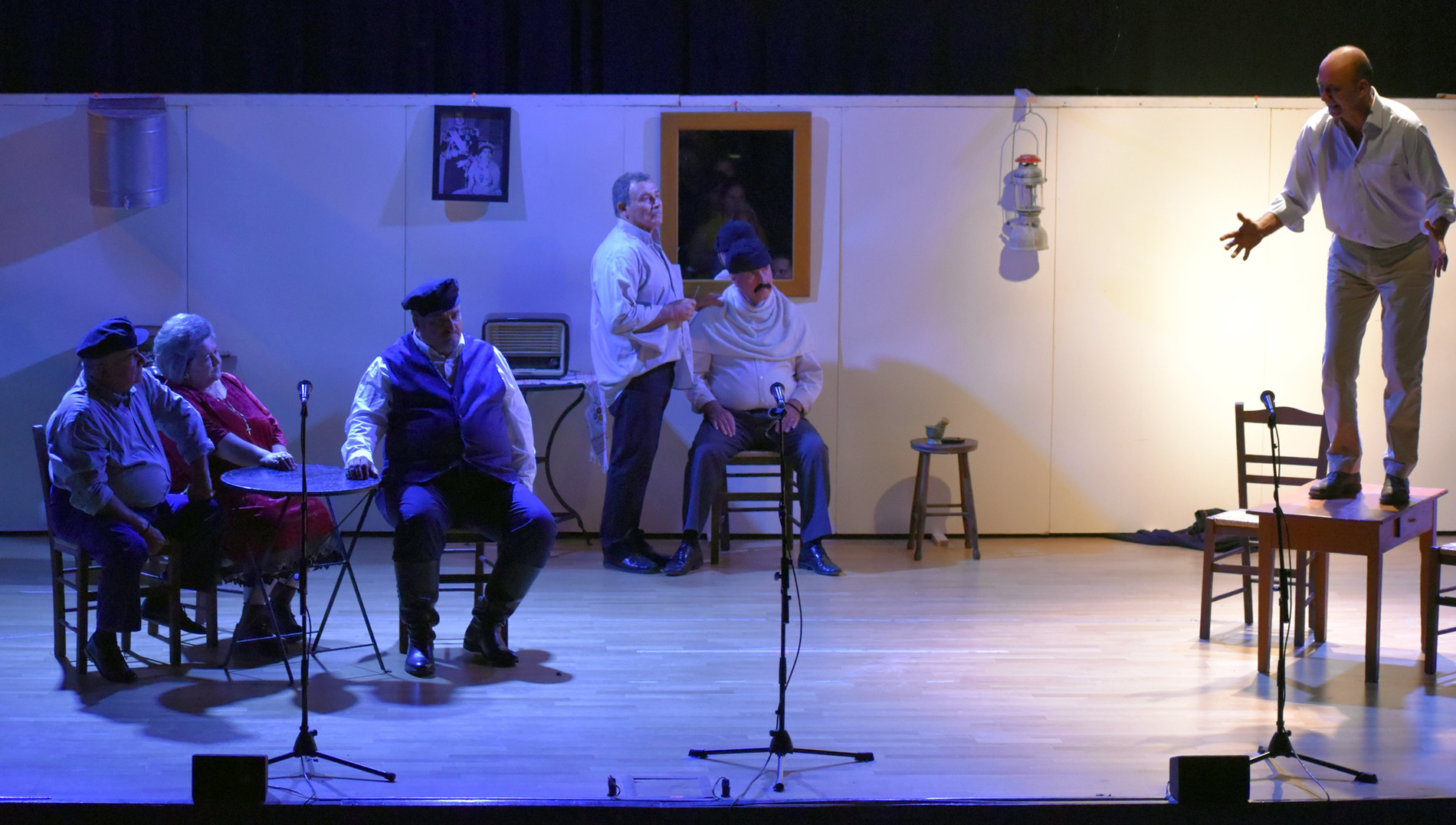 Όρθιο το κοινό στο Αρκαλοχώρι χειροκρότησε την «Σκόνη της Αγκαραθιάς»