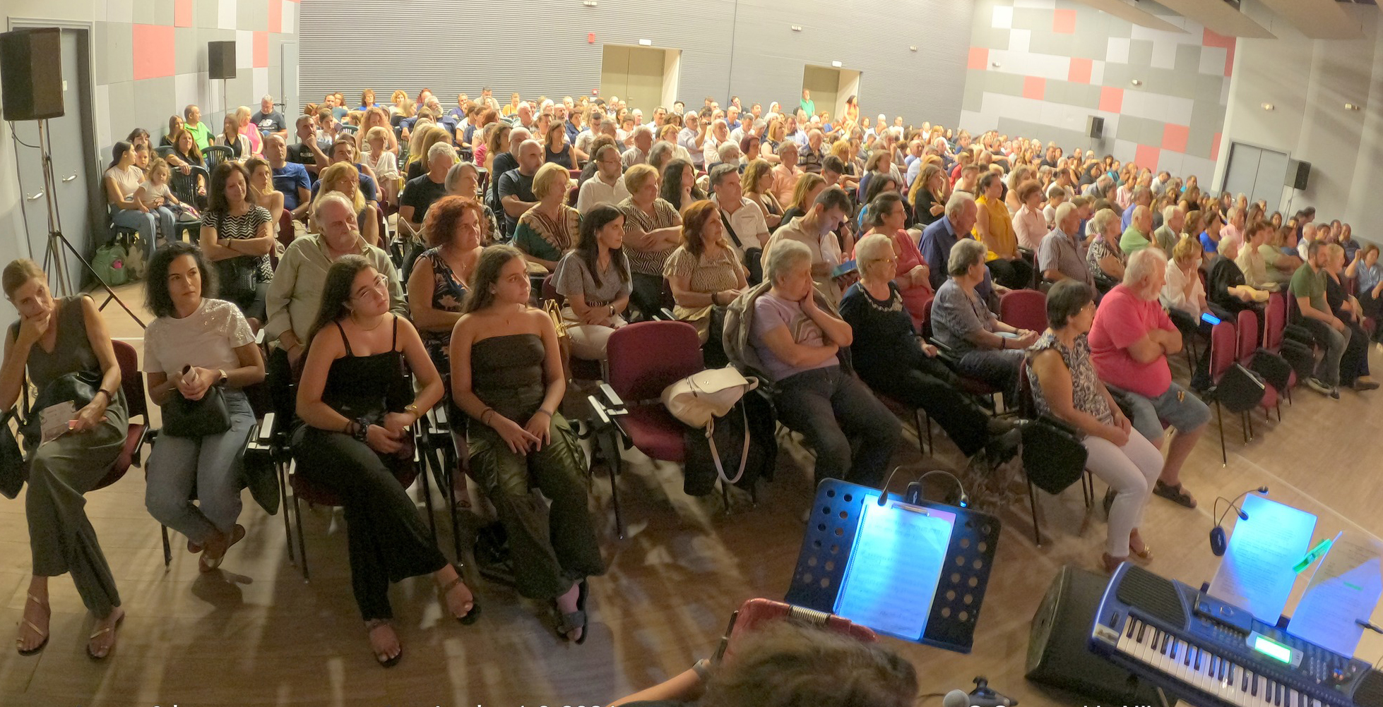 Όρθιο το κοινό στο Αρκαλοχώρι χειροκρότησε την «Σκόνη της Αγκαραθιάς»