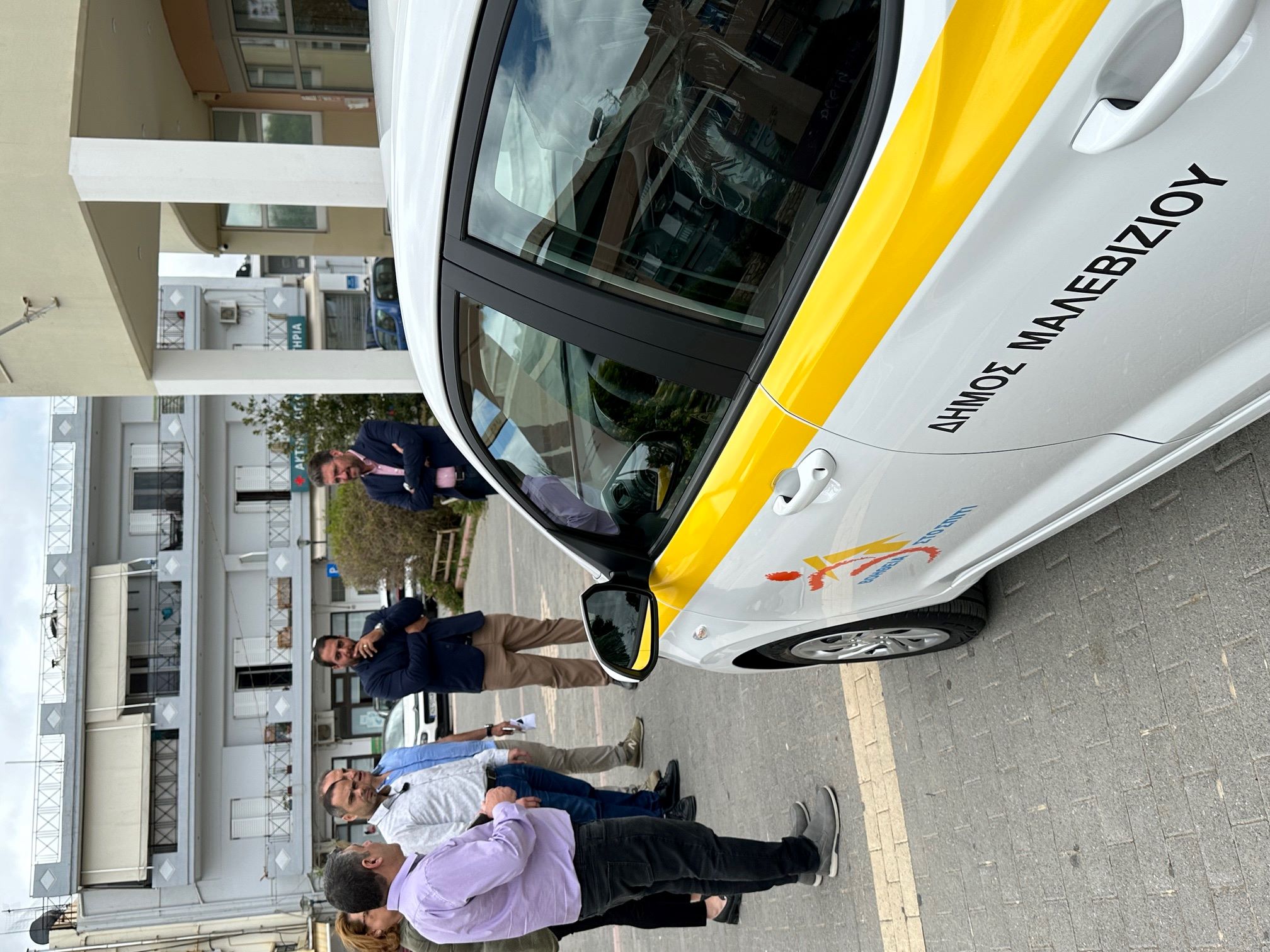 Ο Δήμος Μαλεβιζίου παρέλαβε δύο νέα οχήματα για τις ανάγκες του προγράμματος του Βοήθεια στο Σπίτι