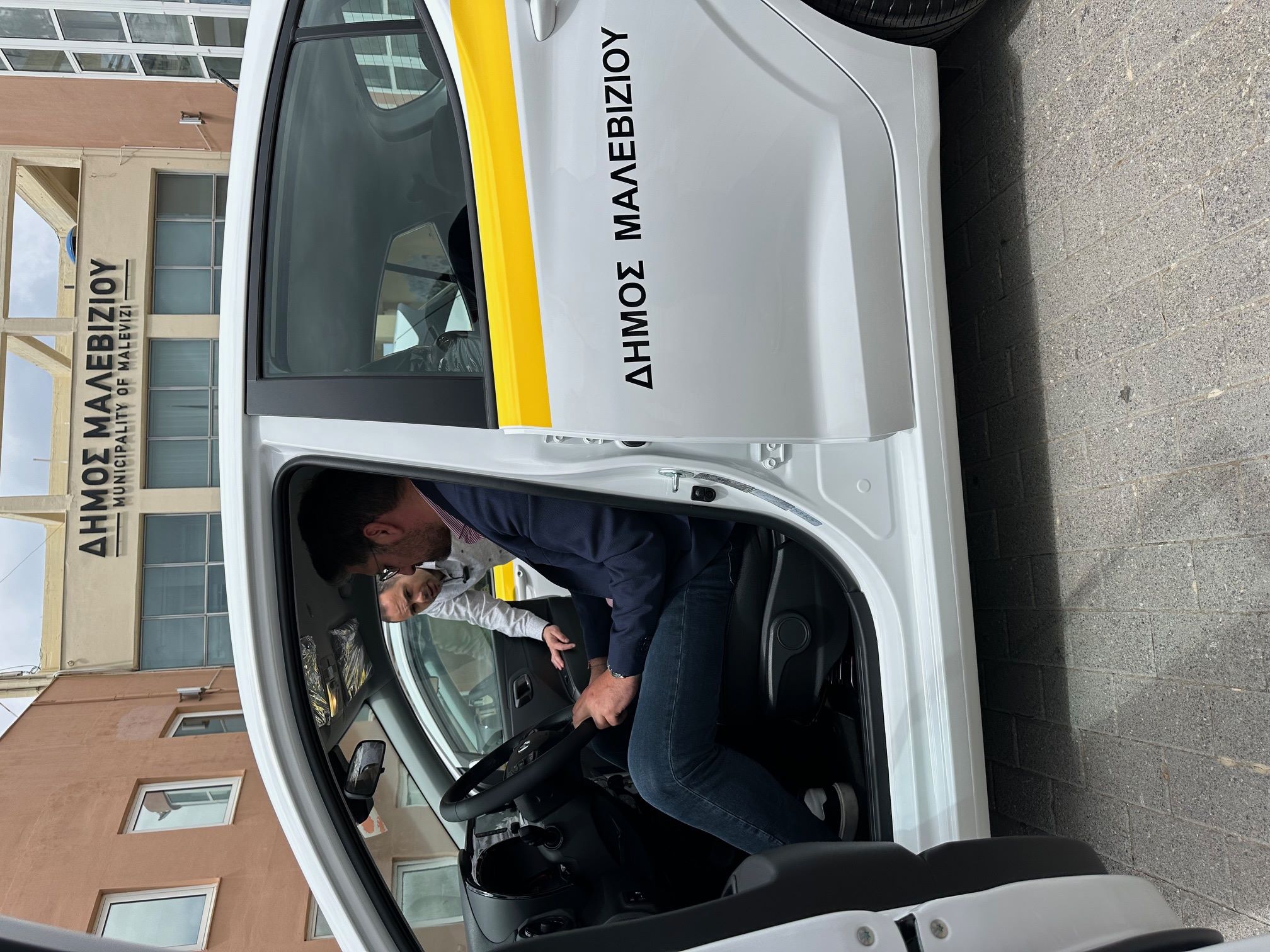 Ο Δήμος Μαλεβιζίου παρέλαβε δύο νέα οχήματα για τις ανάγκες του προγράμματος του Βοήθεια στο Σπίτι