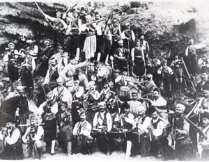 Βασιβουζούκοι φωτογραφίζονται στο Ηράκλειο. Στο κέντρο καθιστός ο αρχηγός τους Αλή Ούμοασης. Εκτελέσθηκς την 7η Νοεμβρίου 1898
