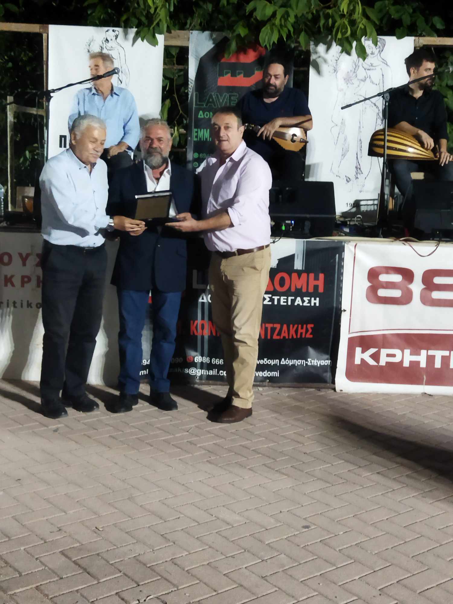 Συγκινητική βράβευση για τον Πρίαμο Ιερωνυμάκη