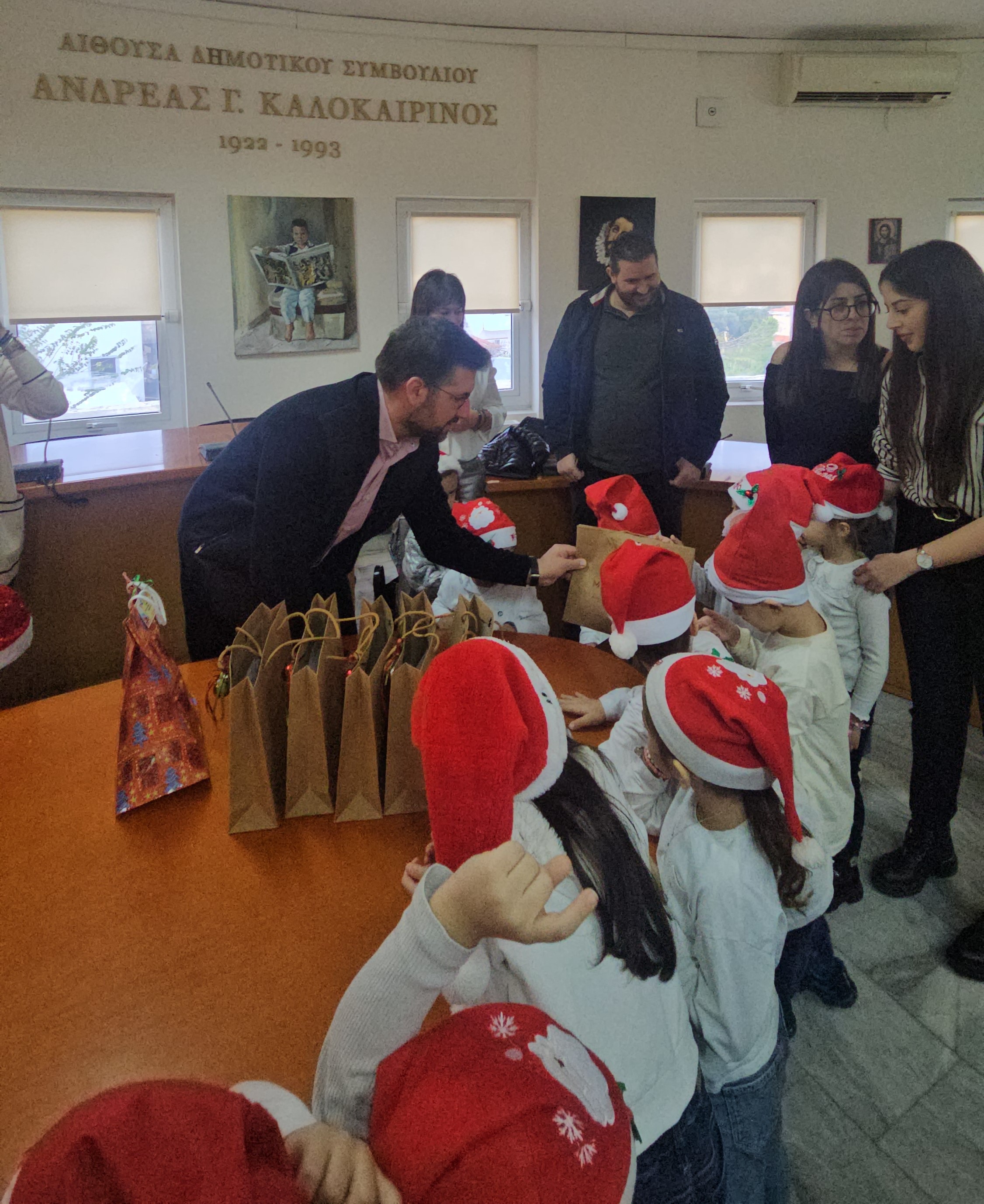 Τα κάλαντα στο Δήμαρχο Μαλεβιζίου είπαν παιδιά του Βρεφονηπιακού σταθμού «Παραμύθι, κουκί και ρεβίθι»