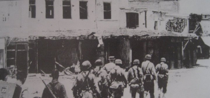 Γερμανοί στρατιώτες στην πλατεία λιονταριών