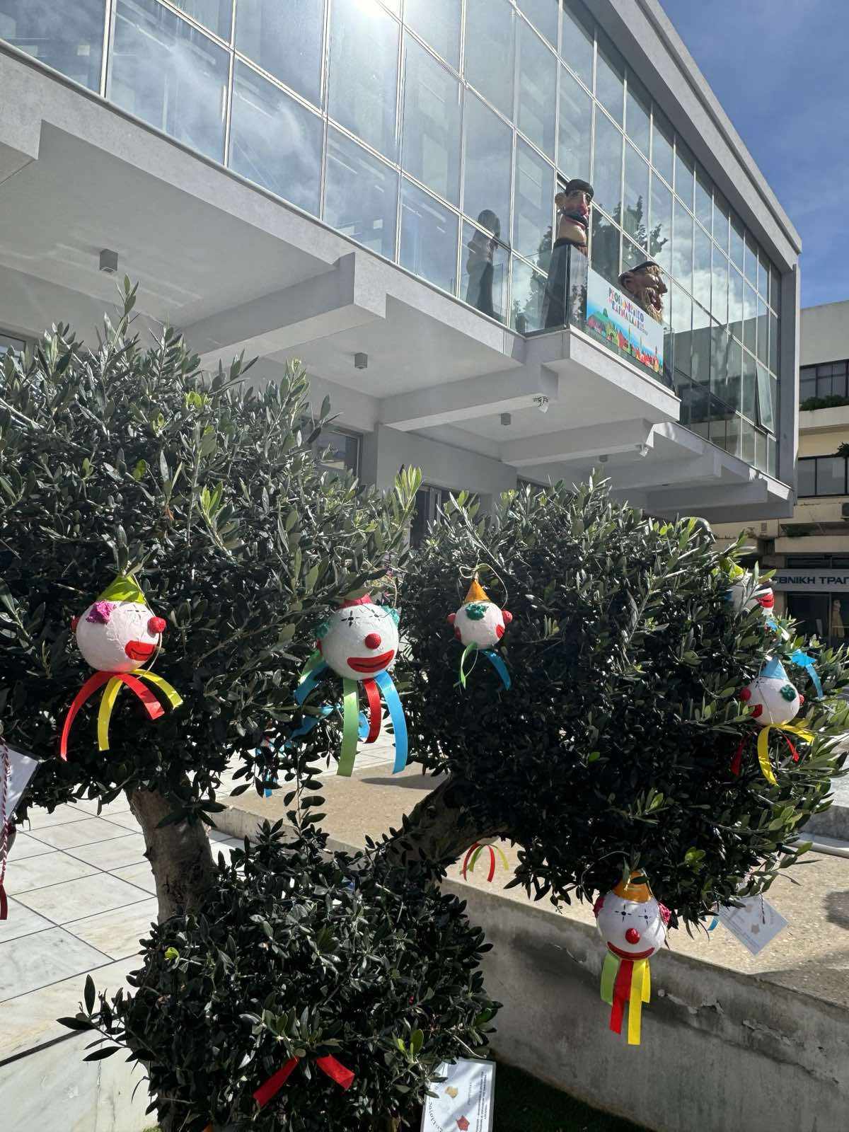 Ρέθυμνο: Το πρώτο "αποκριάτικο δεντράκι" είναι γεγονός!