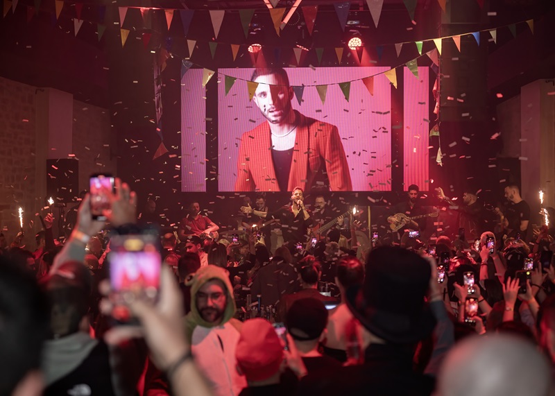 Κέφι και διασκέδαση στο χορό των ομάδων του Ρεθεμνιώτικου Καρναβαλιού.