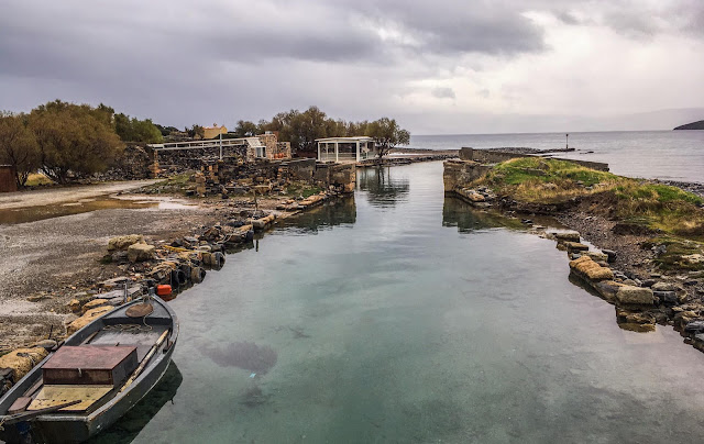 Σηκώνουν μανίκια και καθαρίζουν την Ελούντα