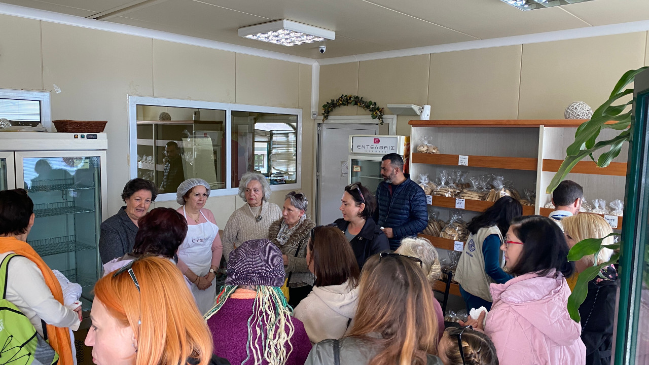 Εκτοπισμένοι από την εμπόλεμη Ουκρανία, μικροί και μεγάλοι βιώσαν με χαρά και συγκίνηση την κρητική παράδοση και φιλοξενία